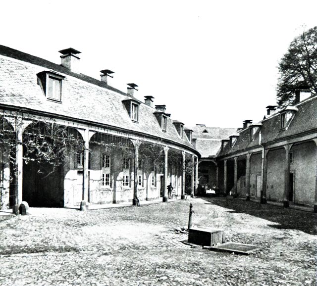 Innenhof des westlichen Kavalierflügels von Schloss Benrath (hist. Foto, aus: E. Renard, Das Neue Schloss zu Benrath (1913)